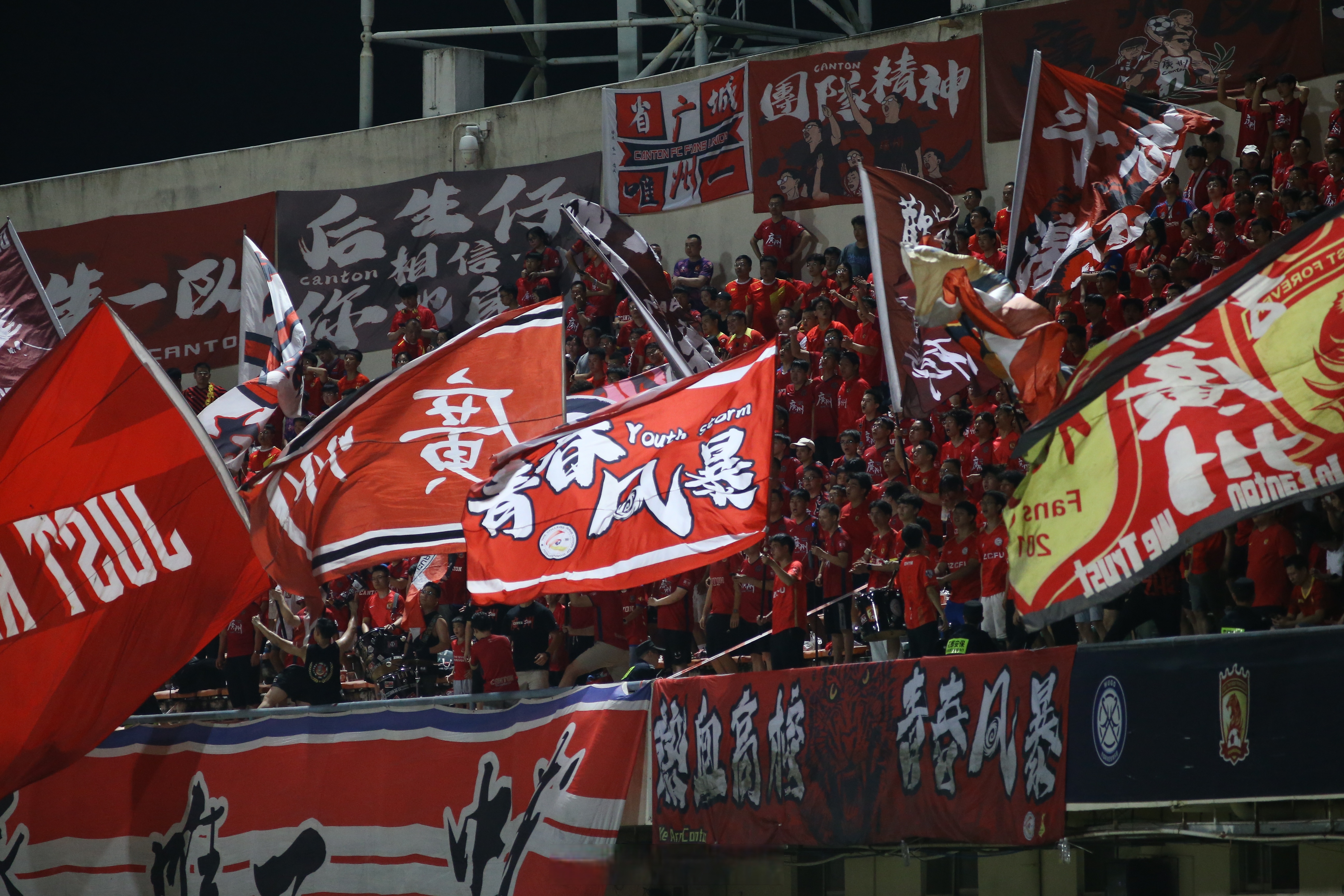 包含热门球队再战赛场，以强大实力获胜晋级的词条