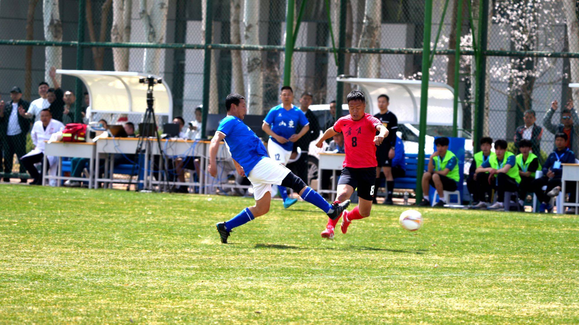 精彩足球赛事，球员实力过人，赛况紧张的简单介绍