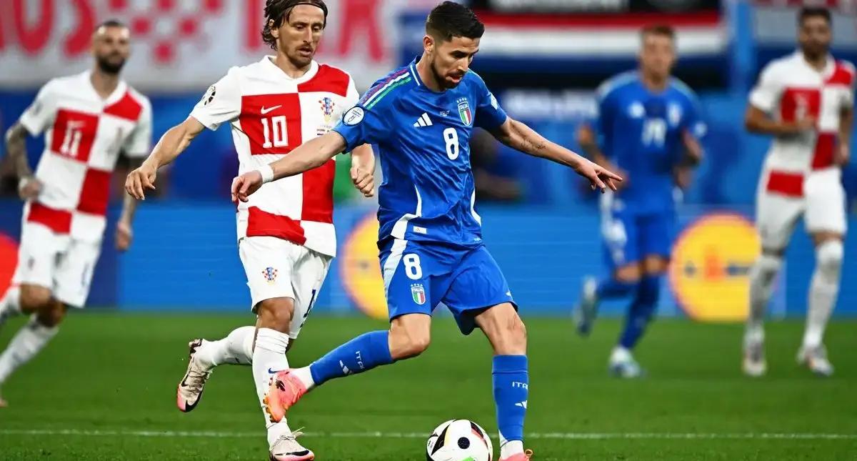 包含比利时逆转克罗地亚，晋级前景一片光明的词条