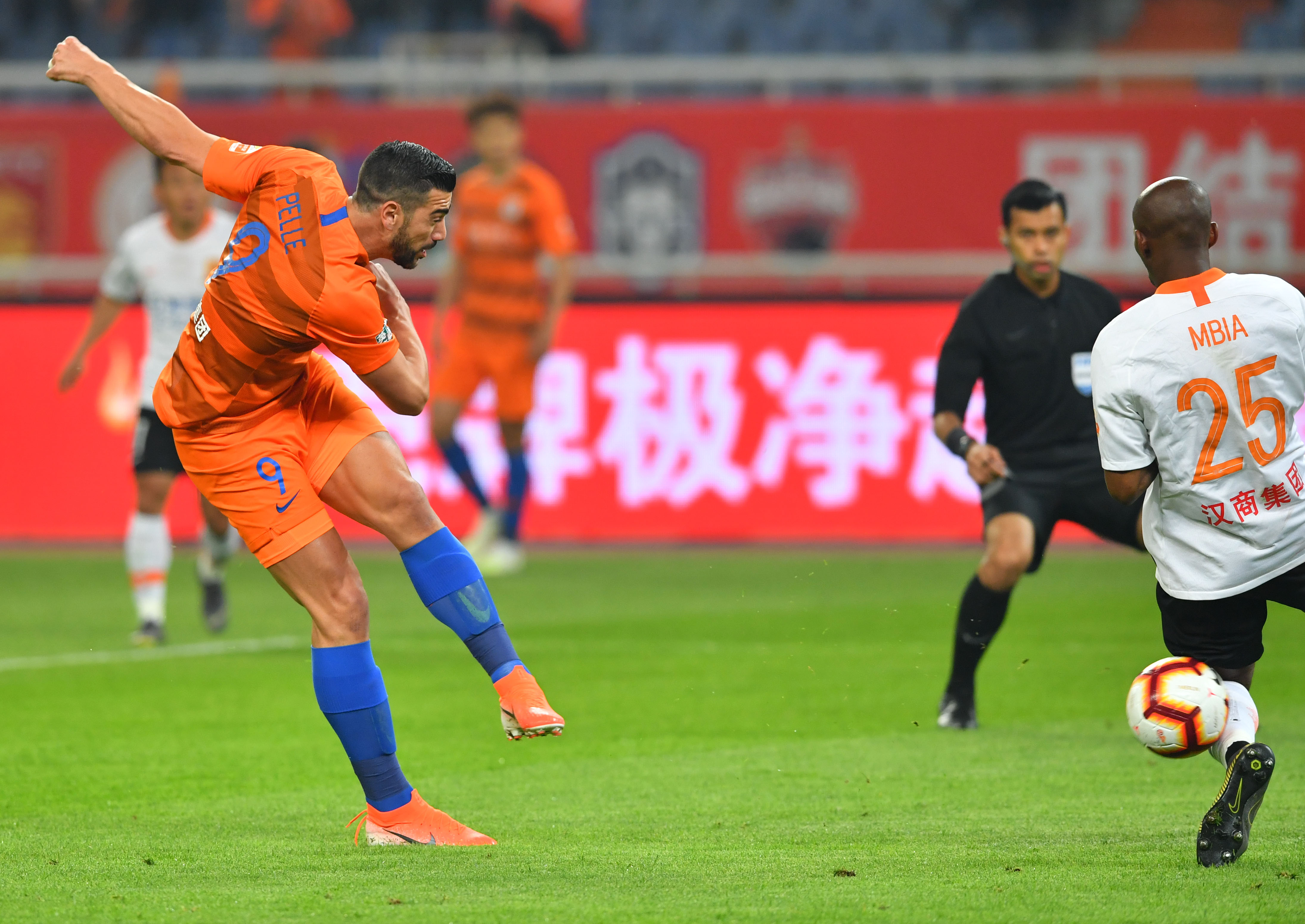 开云体育APP下载-恒大主场胜鲁能，稳守积分榜榜首位置