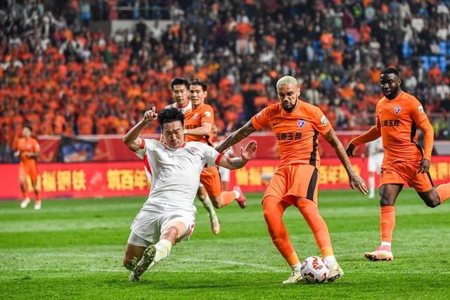 精彩足球比赛场面绝佳,球员势均力敌的简单介绍 精彩足球比赛场面绝佳,球员势均力敌的简单介绍