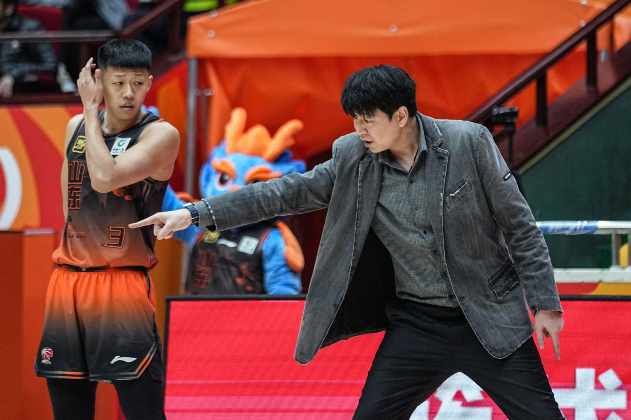 新一轮比赛实力悬殊,双方展开激烈对决 新一轮比赛实力悬殊,双方展开激烈对决