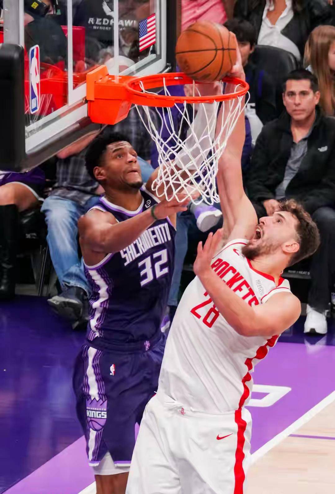 开云体育官网-鹈鹕鏖战天津队，德罗赞扛起全队